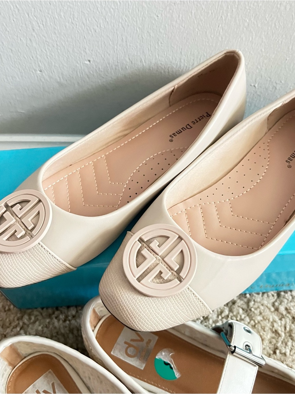 2 PAIRS FLATS SHOES LIKE NEW. CREAM BEIGE COLOR SIZE 8 - Picture 2 of 13